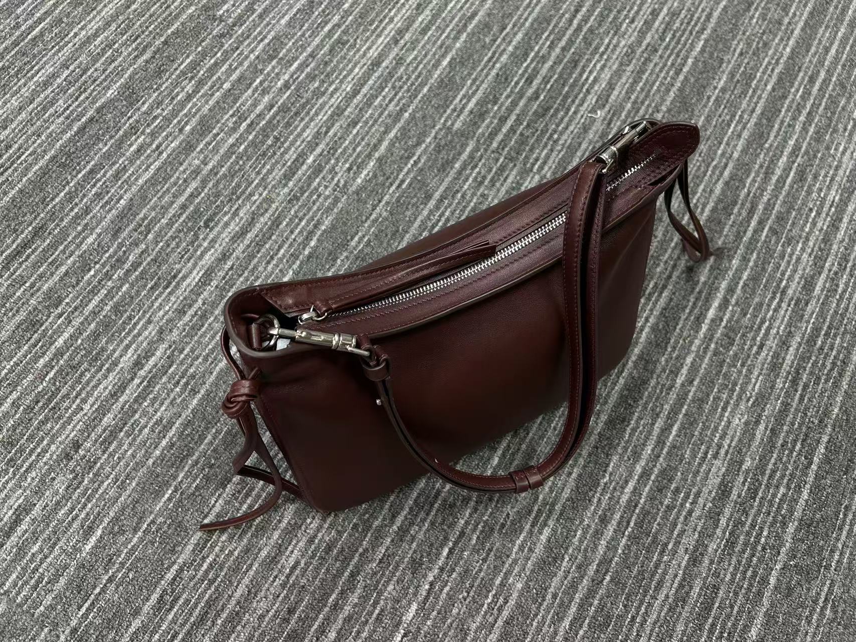 Phoebe Philo's new Gig bag with ribbon tassels, one-shoulder crossbody tote bag, Gig pouch mobile phone bag - 图片 6